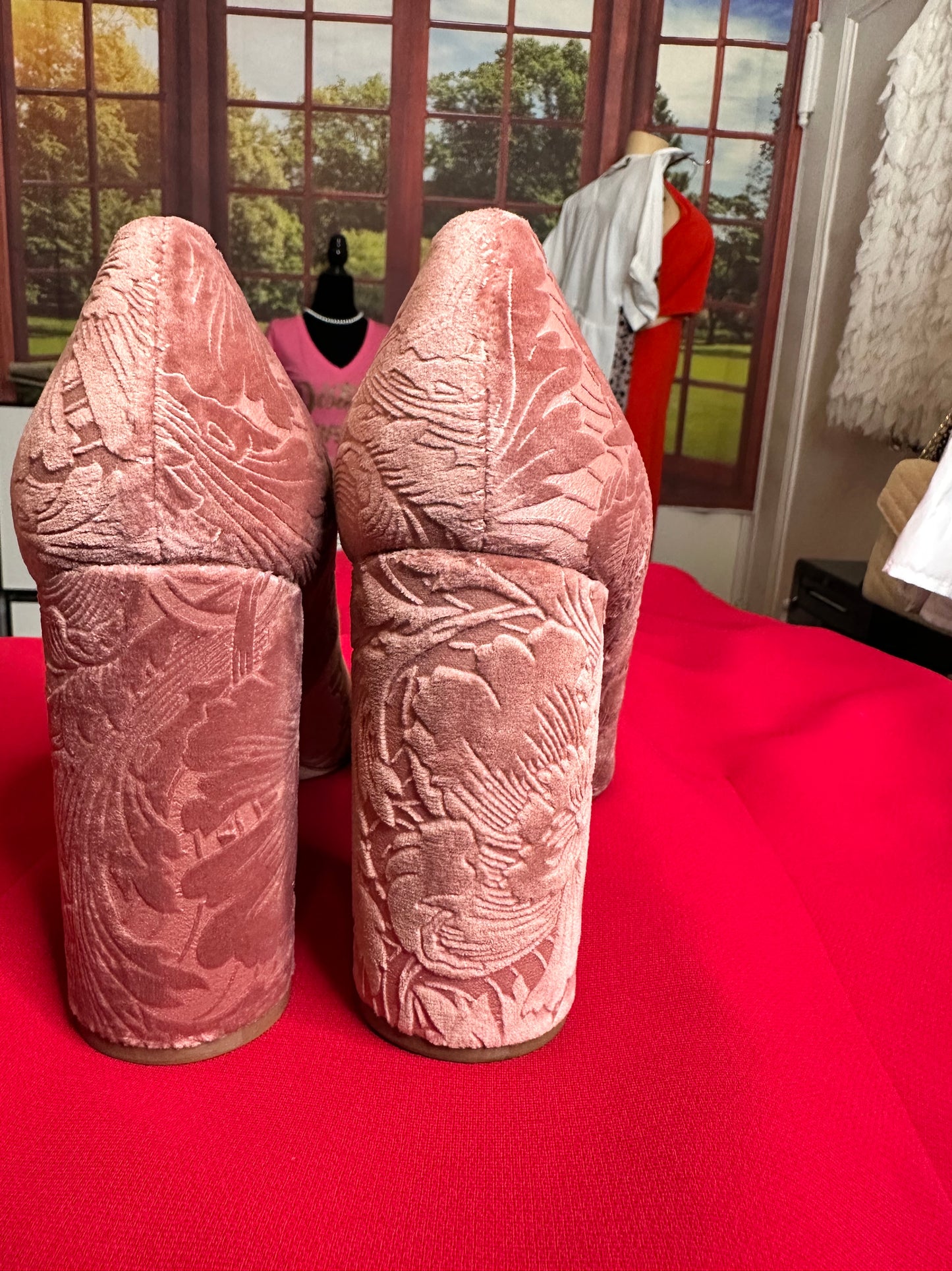 NWT Pour Victoire pink velvet pumps sz 9.5