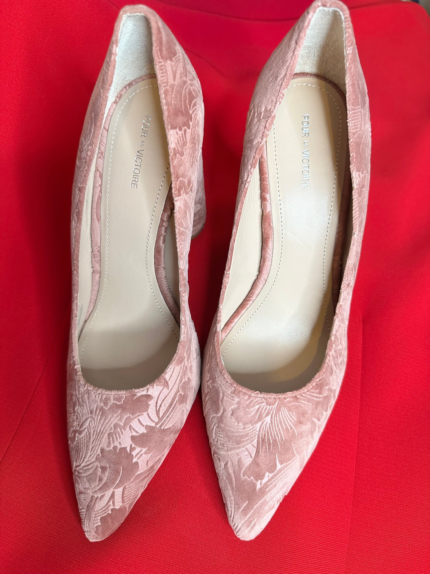 NWT Pour Victoire pink velvet pumps sz 9.5