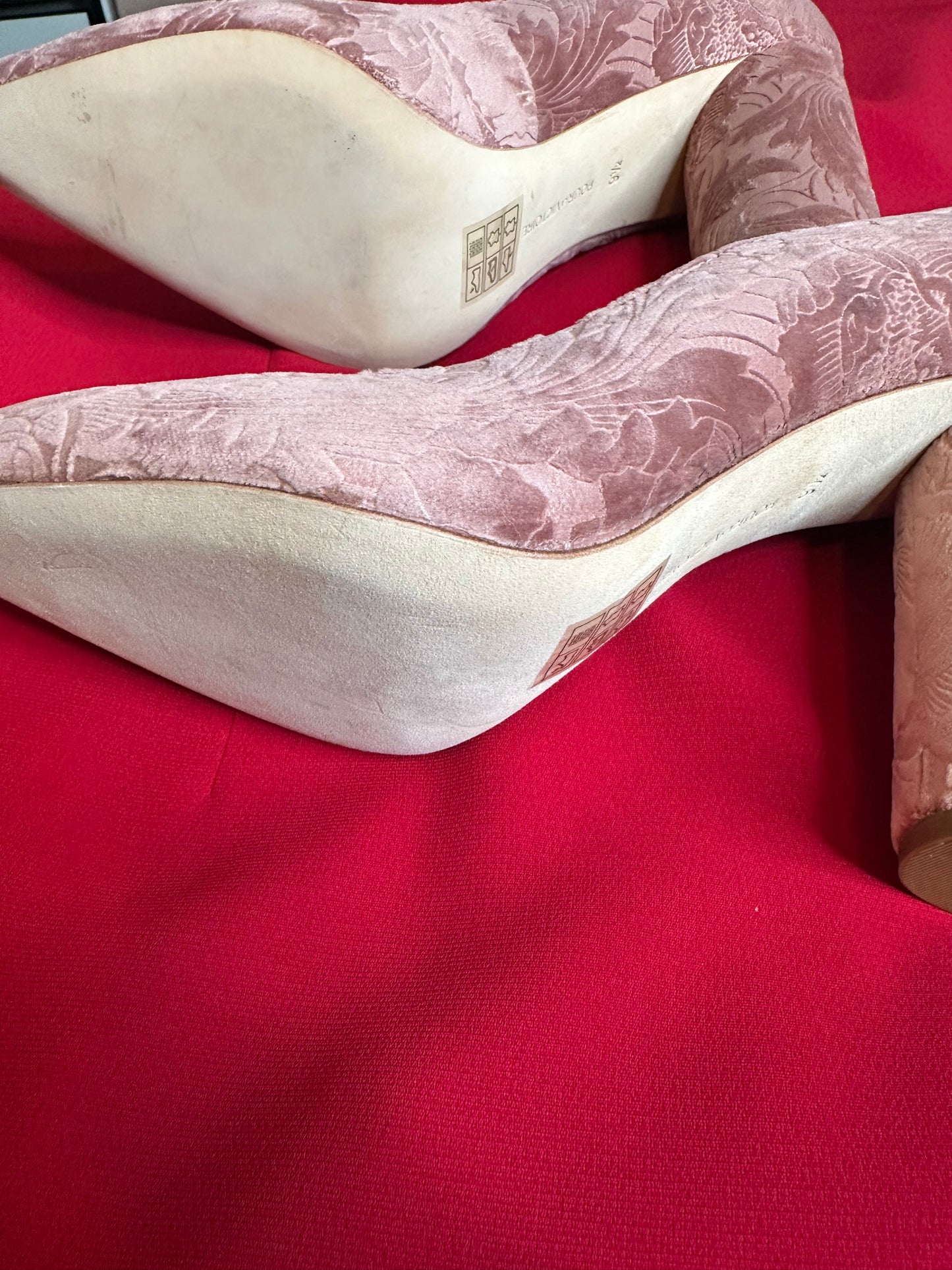 NWT Pour Victoire pink velvet pumps sz 9.5