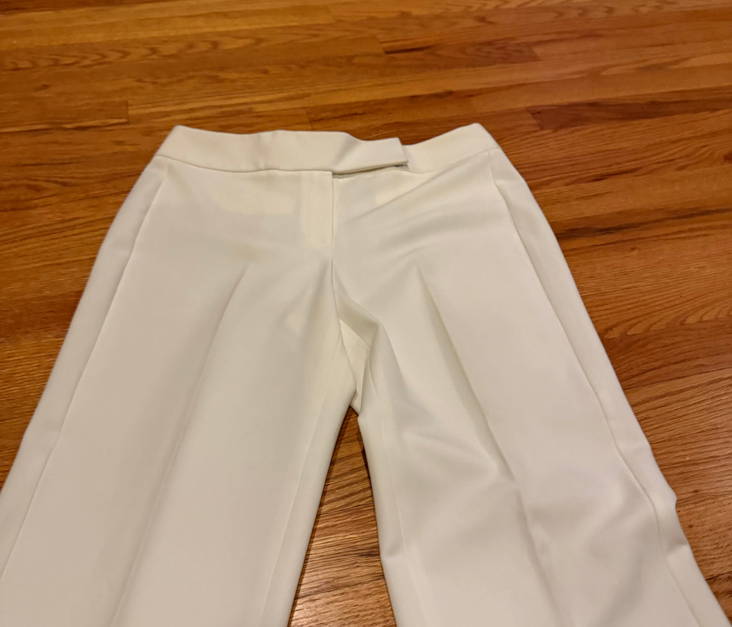 T Tahari winter white Flare pants sz 8