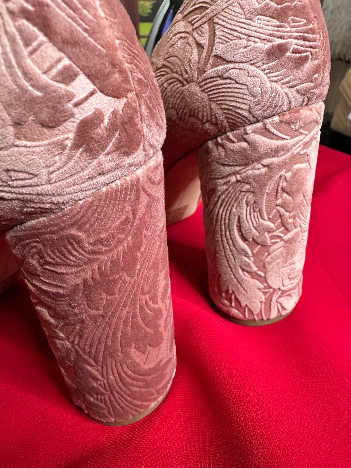 NWT Pour Victoire pink velvet pumps sz 9.5