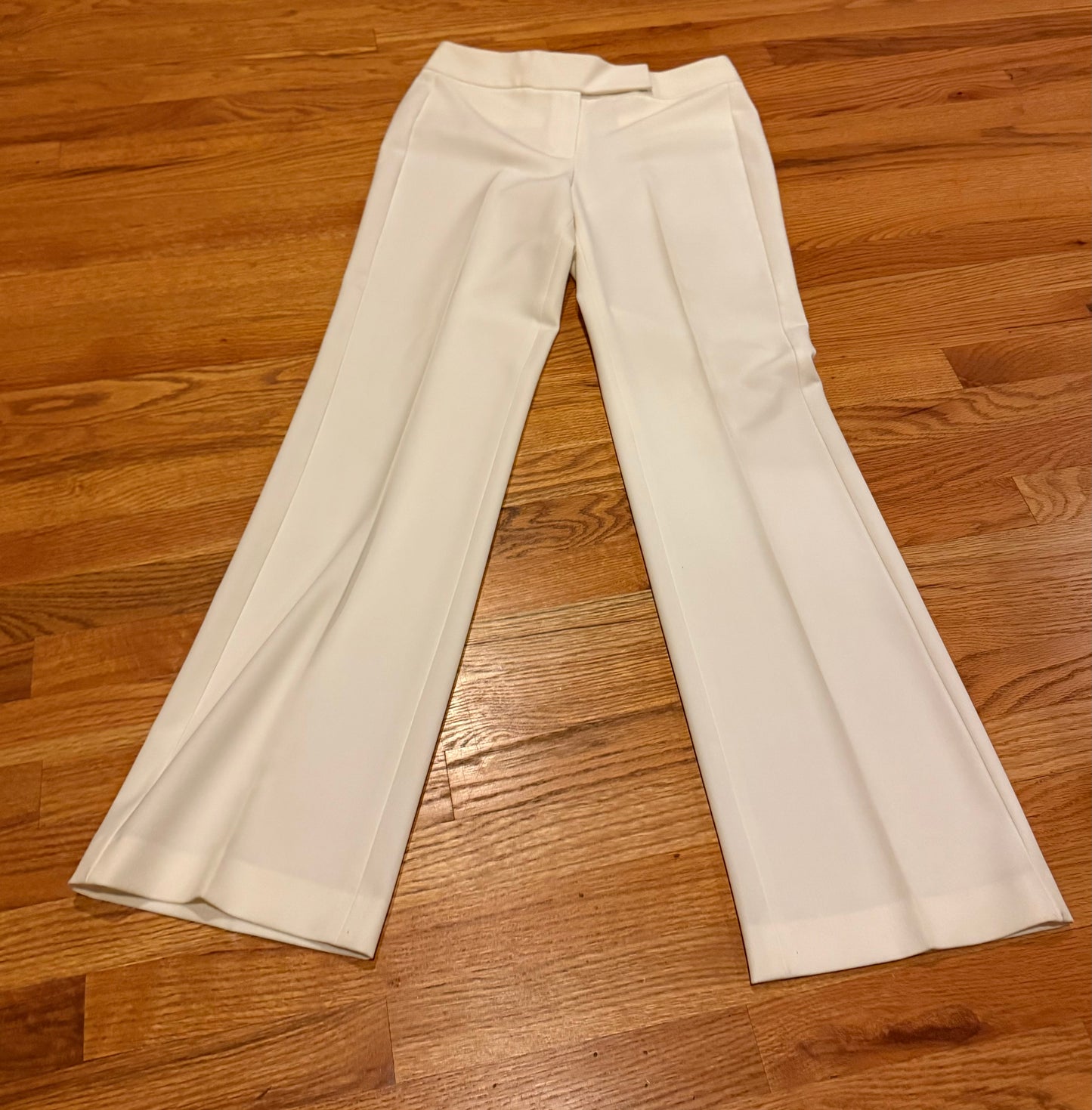 T Tahari winter white Flare pants sz 8