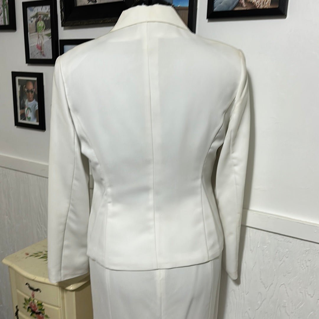 831 MetroStyle White suite Sz 12P