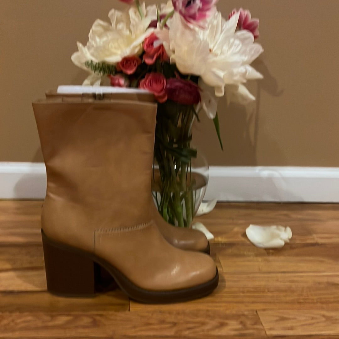 Sun Stone NWB Tan Boots Sz 11