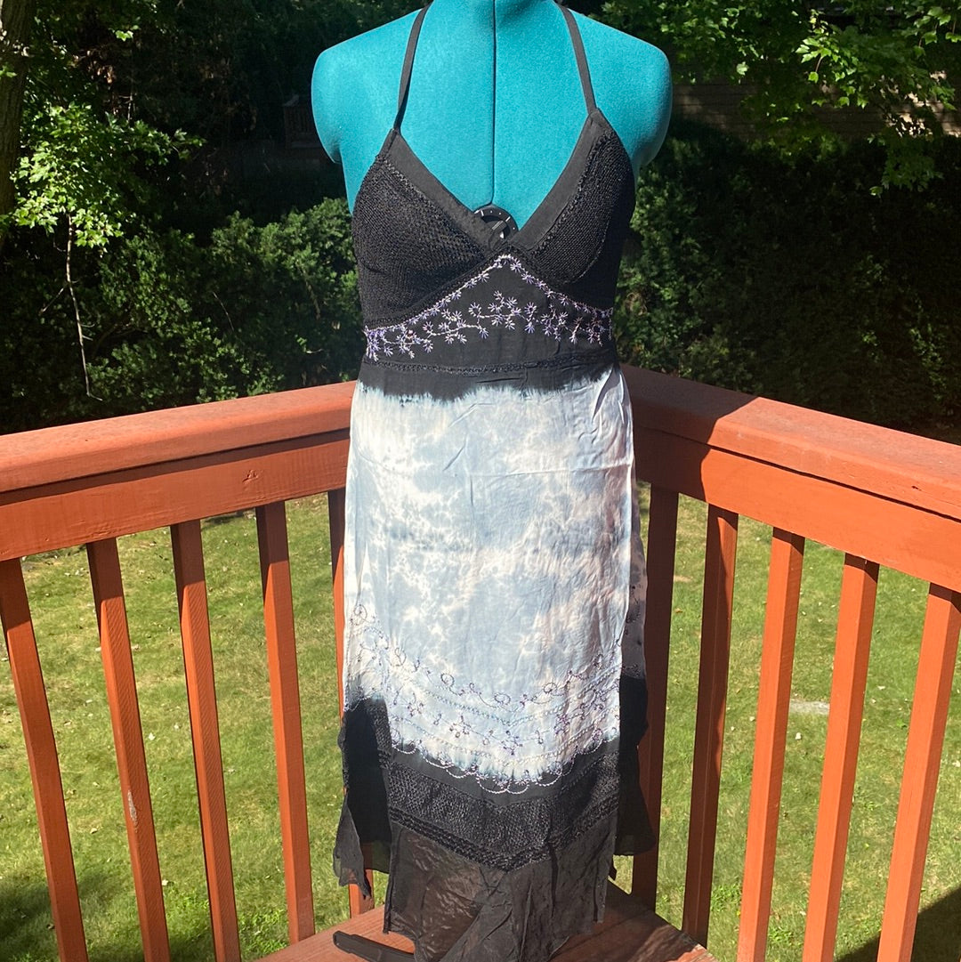 S721 NWT LACE EMBROIDERED SUNDRESS SZ L/XL (FITS FROM M-XL)