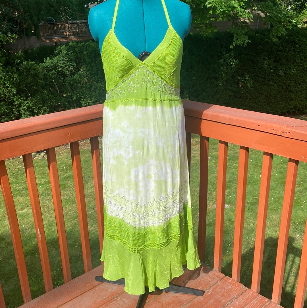 S721 NWT LACE EMBROIDERED SUNDRESS SZ L/XL (FITS FROM M-XL)