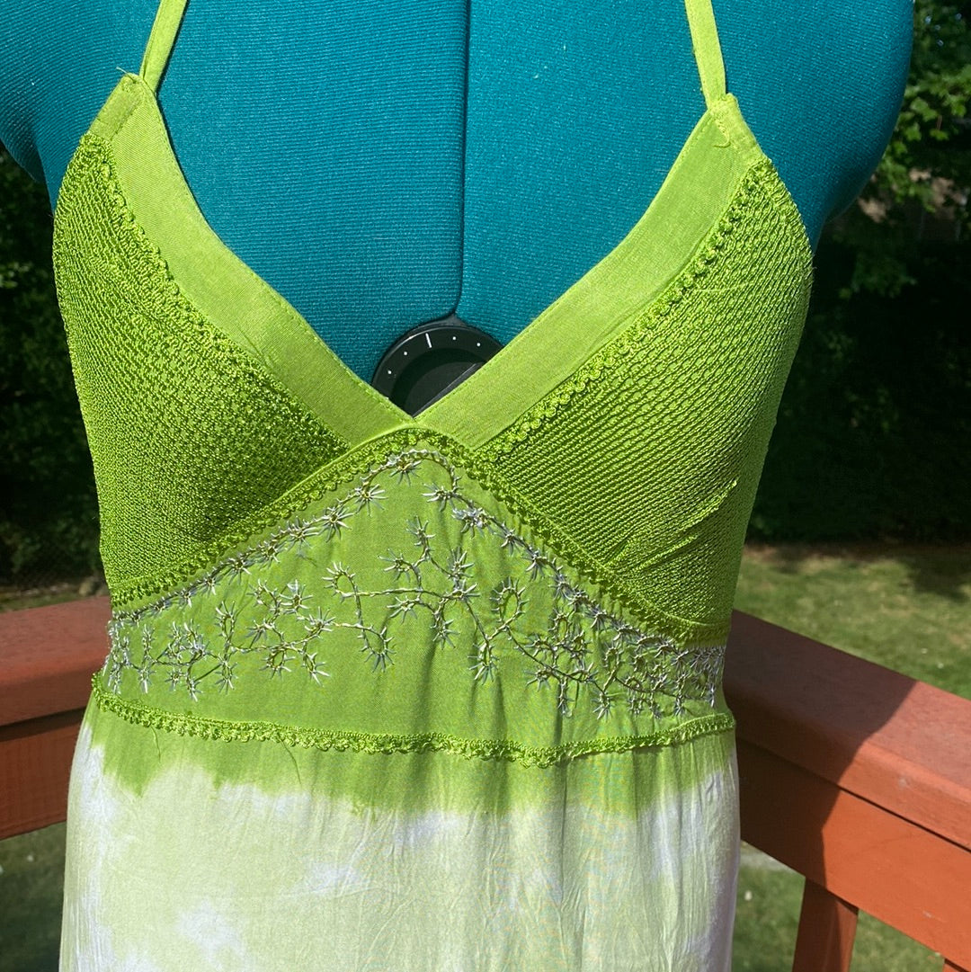 S721 NWT LACE EMBROIDERED SUNDRESS SZ L/XL (FITS FROM M-XL)