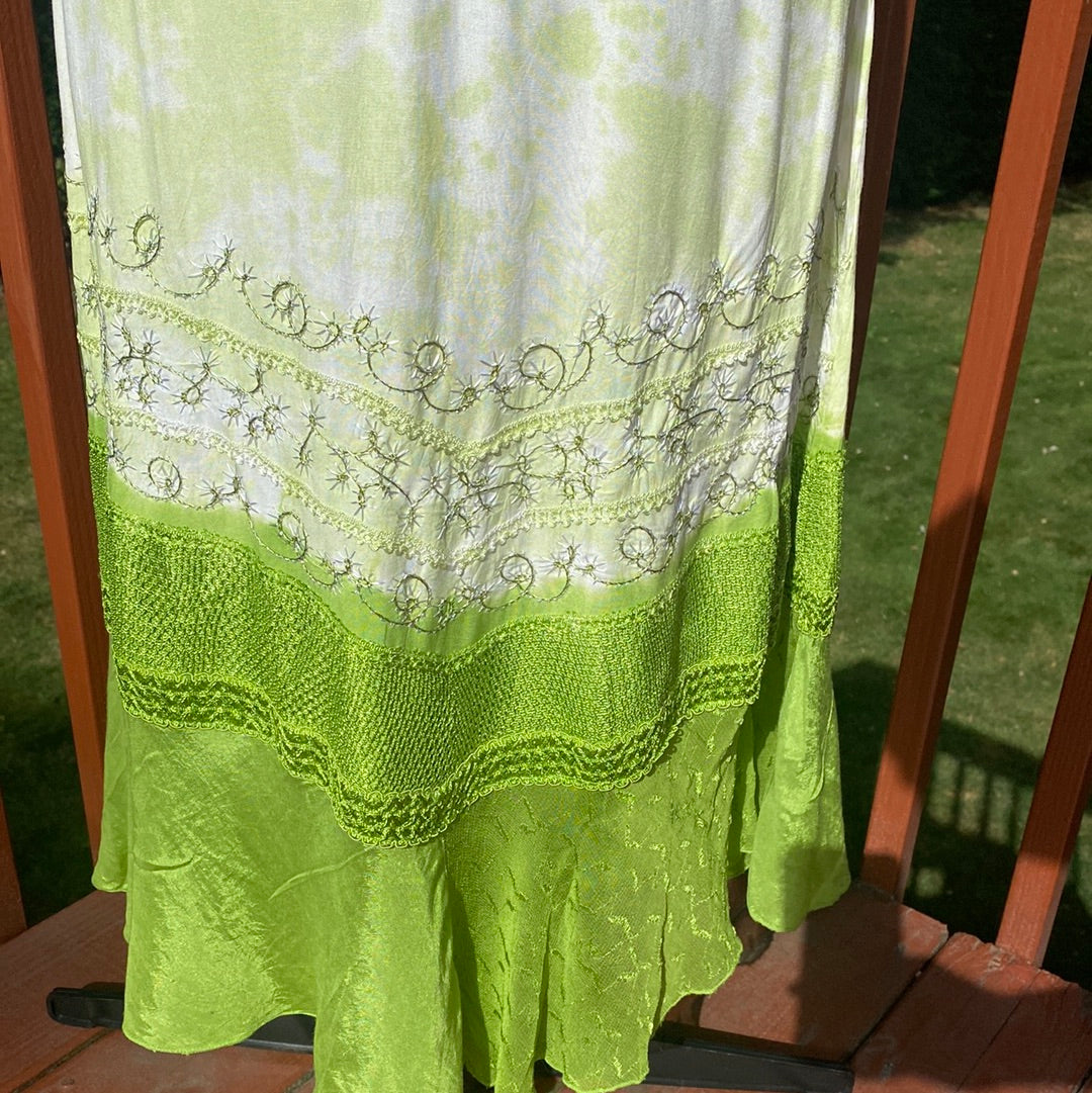 S721 NWT LACE EMBROIDERED SUNDRESS SZ L/XL (FITS FROM M-XL)