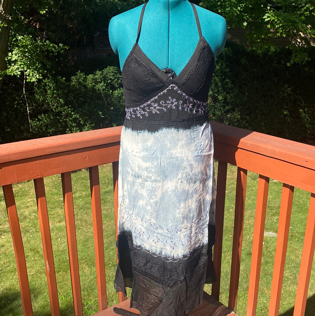 S721 NWT LACE EMBROIDERED SUNDRESS SZ L/XL (FITS FROM M-XL)