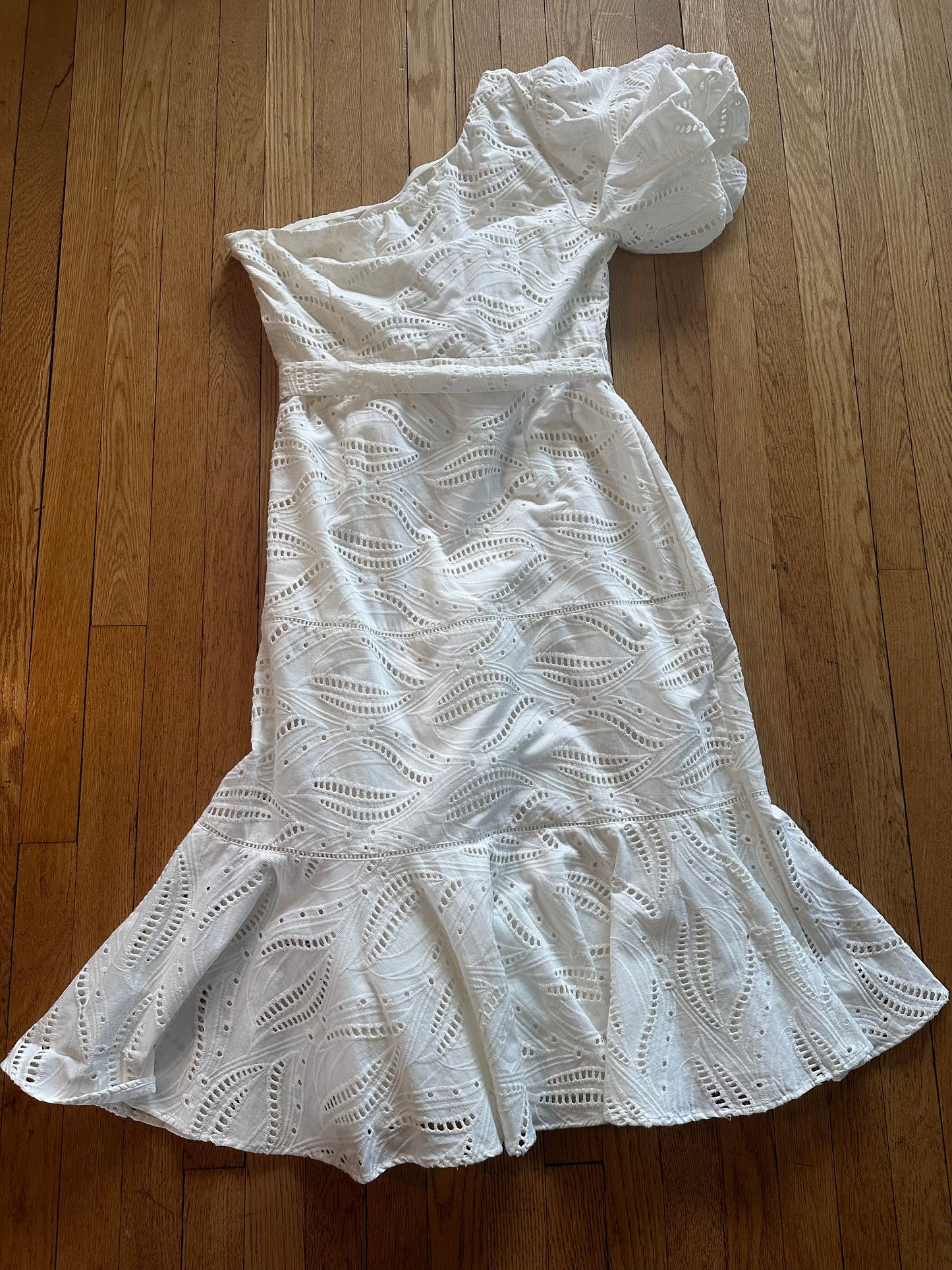 NWT Gibson and Latimor One Shoulder White Eyelet Dress With Belt Sz L