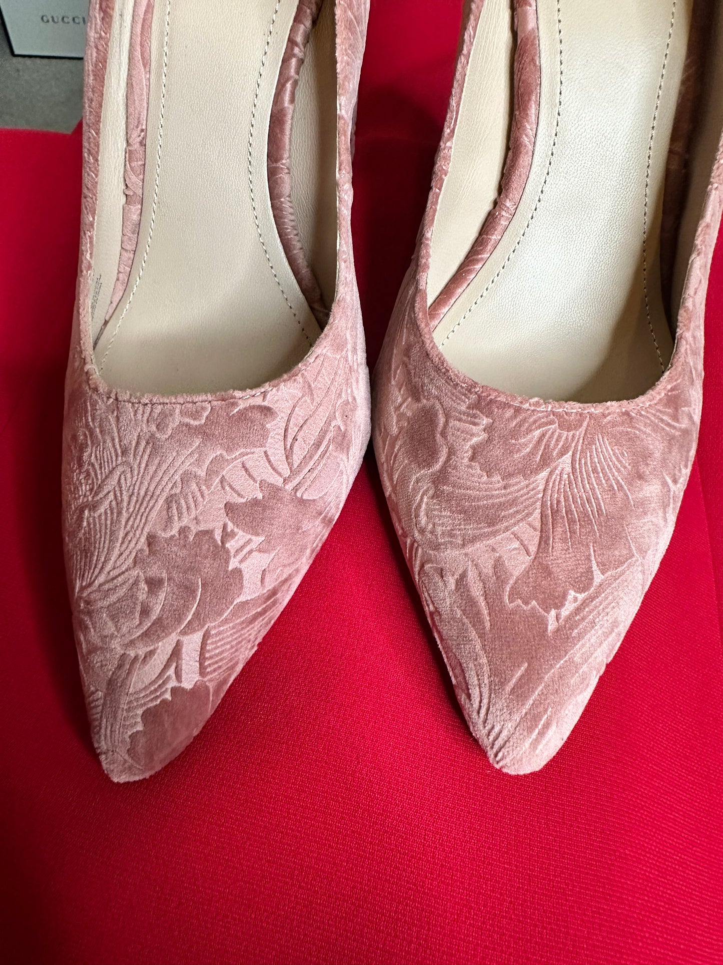 NWT Pour Victoire pink velvet pumps sz 9.5