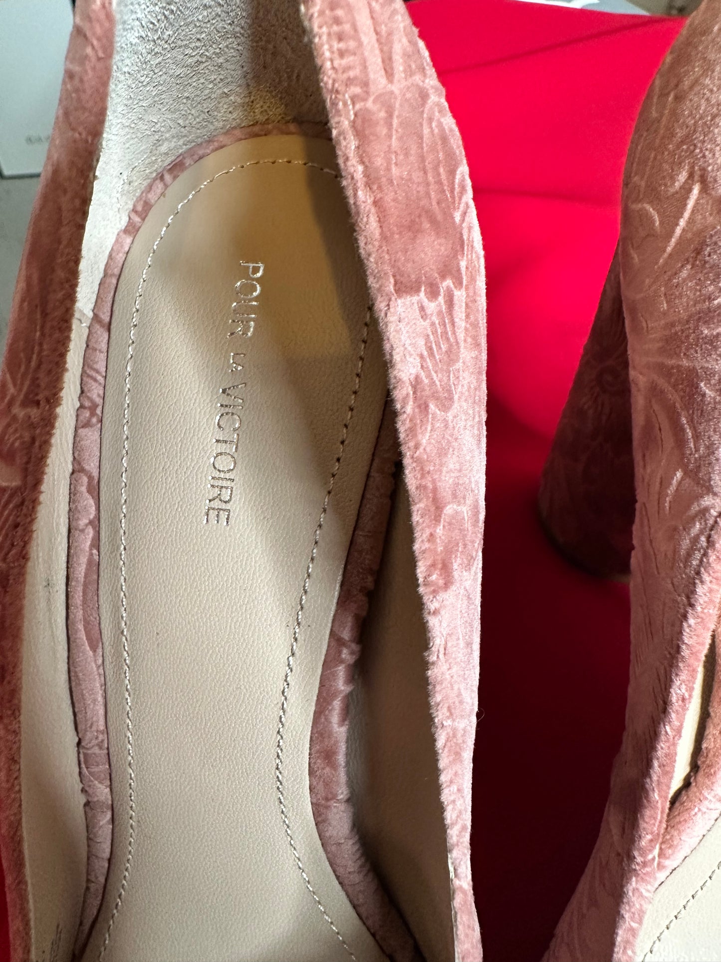 NWT Pour Victoire pink velvet pumps sz 9.5