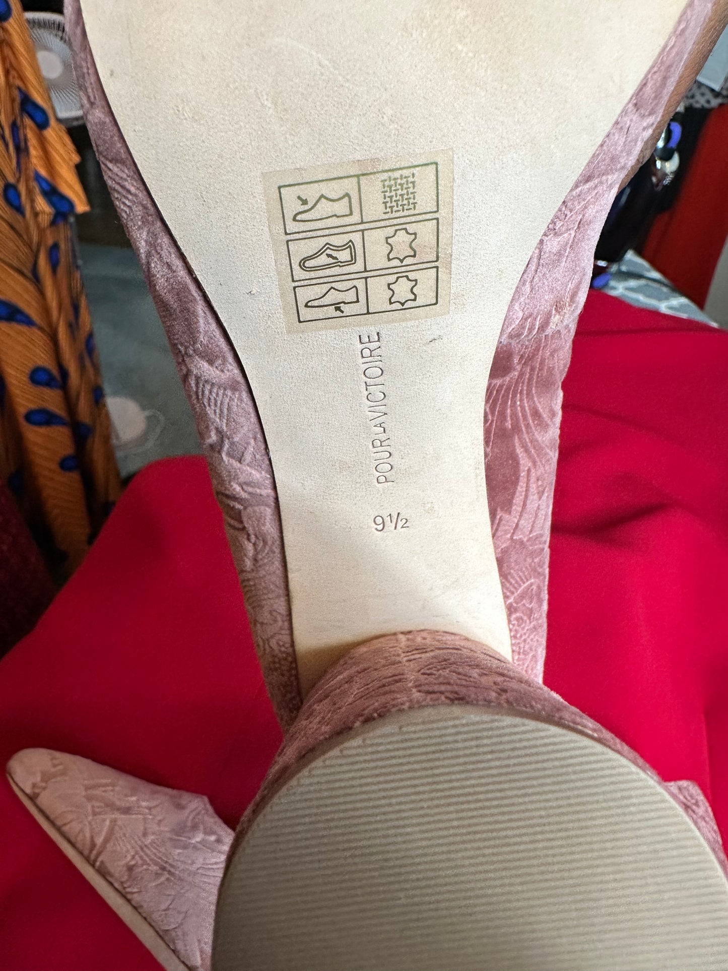 NWT Pour Victoire pink velvet pumps sz 9.5