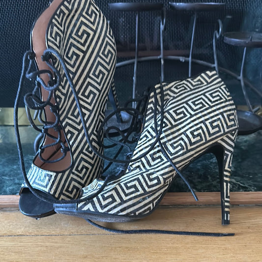Cream/black lace up pumps sz 11