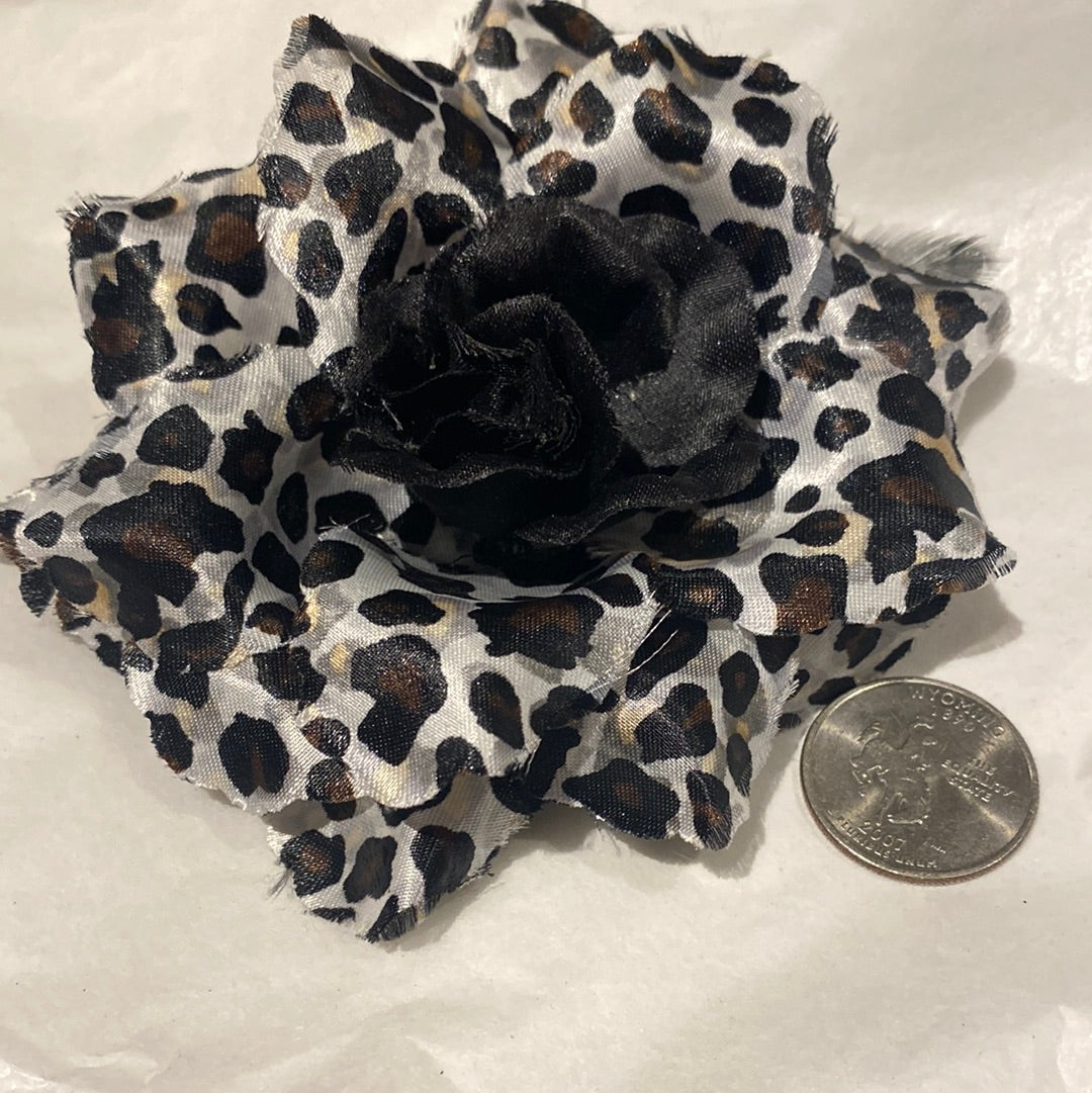 S730 BW FLOWER BROOCH/ HAIR TIE