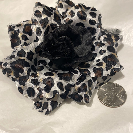 S730 BW FLOWER BROOCH/ HAIR TIE